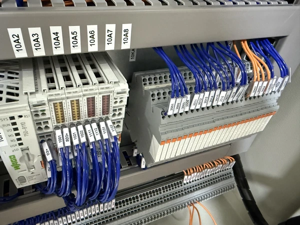 Controlador WAGO PFC100 instalado no painel do projeto