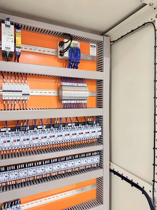 Painel finalizado do retrofitting pela HSN Automation